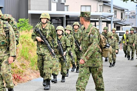 石川で陸自が小銃携行し市街地で行進訓練