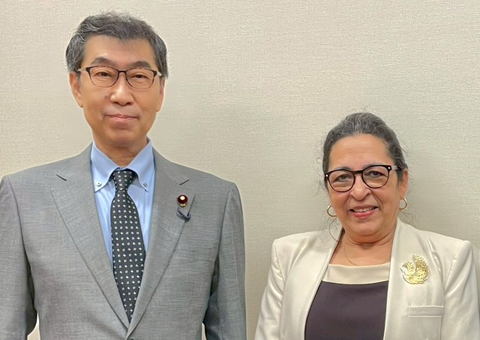 山本ジョージ議員と駐日キューバ大使のヒセラ・ガルシア氏