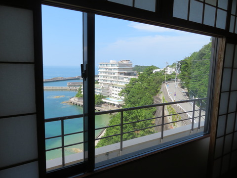 部屋の窓から
