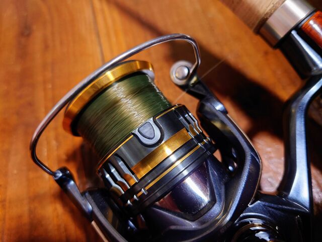 新品未使用　1000番　スピニングリール　トラウト　渓流釣り　シャロースプール スピニングリール リール 1000番 バス釣り エギング ジギング