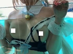 【ポロリ】女子コスプレイヤーのプール撮影会、乳首が丸見えになっててエロすぎる…