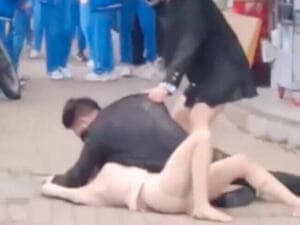 【ガチ】酔った男が女性を路上レ●プしようとする現場映像、ヤバすぎる