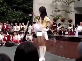【動画】 ミニスカ女子さん、ハプニングで高速パ○チラを披露してしまうwwwwww
