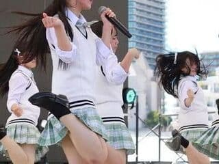 ライブ中にジャンプした巨乳女性歌手、勢い余っておっぱいポロリしてしまうｗｗｗ