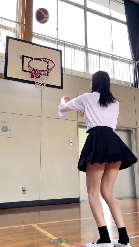 【動画】 バスケ部jk、パンツ見えてるのに気付かずシュート練習をしてしまう…