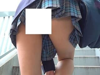JKのスカート階段下からパンツ見えるやん