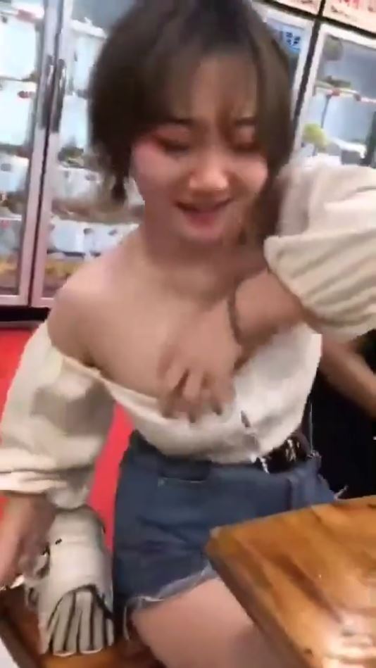 【※事故※】素人女子がハプニングでおっぱいが出ちゃう動画、一番エロいwwwww