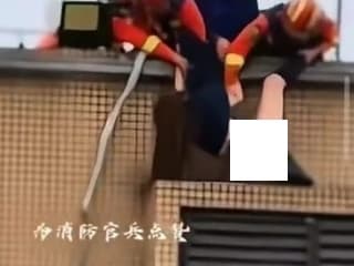【動画】 屋上から落ちかけた女子さん、思いきりパ○ツ丸見えｗｗｗｗｗｗ