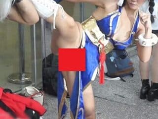 【動画あり】春麗のコスプレイヤーさん、足を上げた瞬間に女性器が見えてしまう大事故wwwwww
