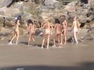 【動画】 ヌーディストビーチに訪れた女子大生6人、全員の裸を世界に晒されてしまう・・