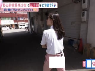 足立夏保アナ、パ●ティ透け透け白パンツの尻肉が食い込むパン線エッロ
