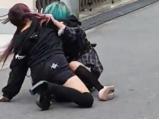 【動画】 トー横キッズさん、パンツ丸出しで大乱闘してしまう