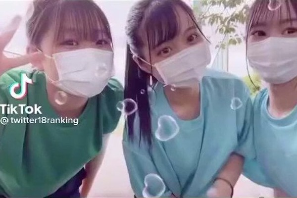 【動画】TikTokで女子高生の「ノーブラ乳揺れチャレンジ」が流行ってしまうｗｗｗ