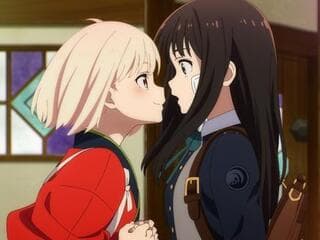 【悲報】リコリコの千束とたきな、キモジジイ共にスカートの中を撮られてしまう……
