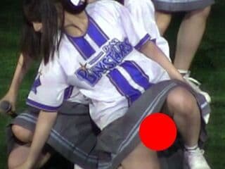 【画像】ハマスタで女性アイドルのスカートの中が丸見えにｗｗｗｗｗｗｗｗｗｗｗｗ