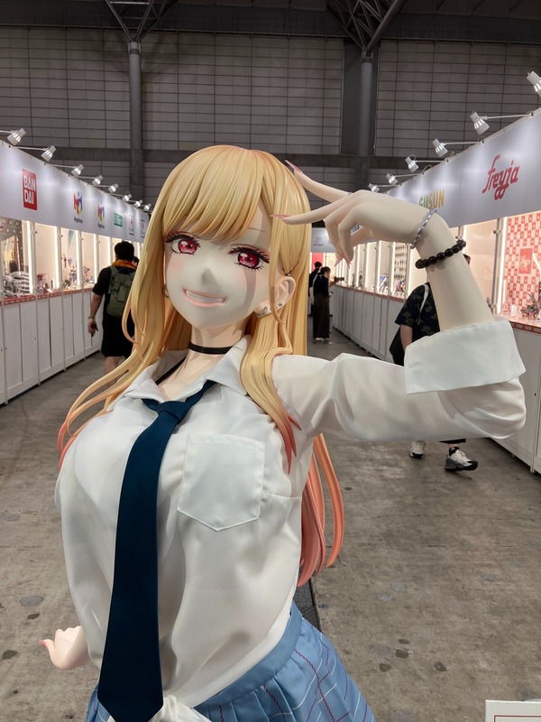 【画像】『着せ恋』喜多川海夢の等身大フィギュア、ローアングルから撮ったパンツがエロすぎる