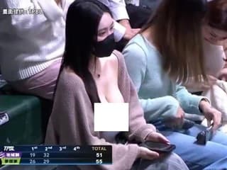 【動画】バスケのTV中継中、奇跡のような激エロおっぱいが映ってしまう放送事故ｗｗｗｗｗｗ