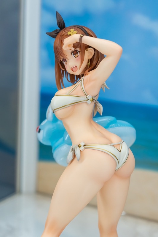 【画像】ライザさん、水着のチョイスがヤバすぎる…