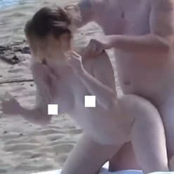 【動画】ヌードビーチでおっさんにめちゃくちゃ犯されてる女の子が激写されるwwwww