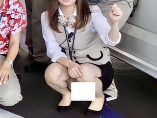 【画像】 納車式でパ○チラしちゃう女子社員さん、社内でシコられてそうｗｗｗｗｗｗｗ