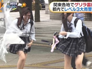 【GIF動画】 ミニスカ学生さん、強風で太もも丸見えｗｗｗｗｗ