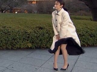 【GIF】 女子アナさん、台風中継でスカートが捲れた歴史的瞬間がコチラｗｗｗｗｗ