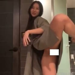 【放送事故】生配信で足上げを披露した素人女子さん、角度を間違えてマ●コがモロ見えしてしまうw