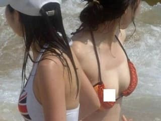 【画像】 海の女子大生さん、大波でビキニがズレて乳首ポ口リ