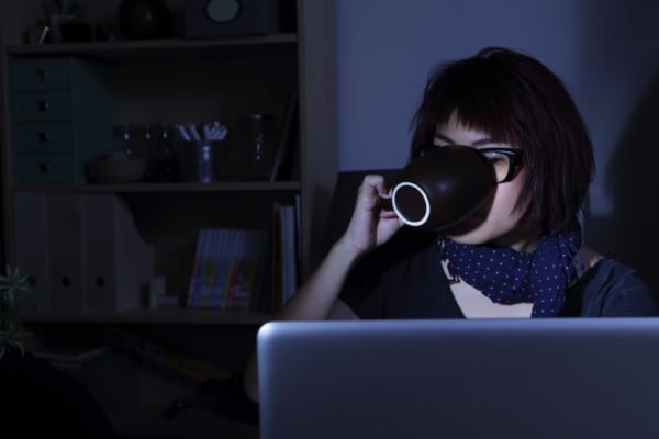 深夜にパソコンをする女性