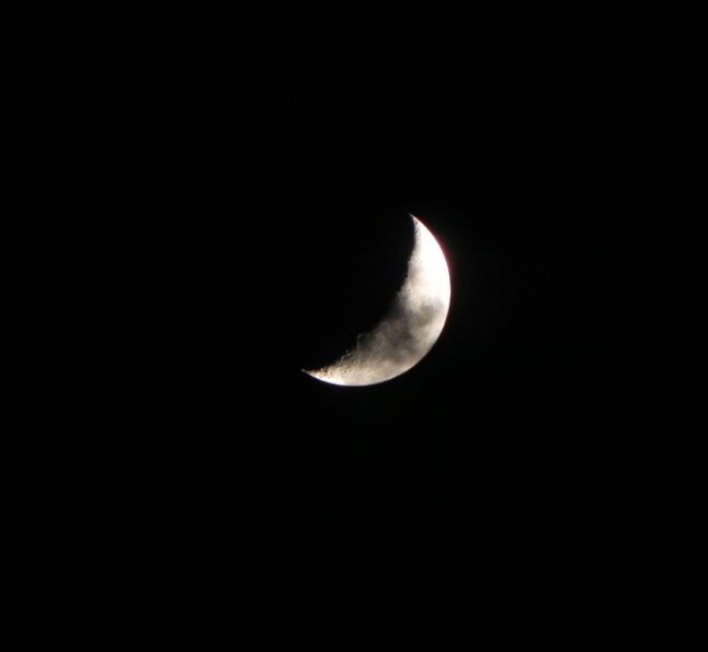 雲があるけど月が綺麗 Coolpix P100で撮影 徒然草 花は盛りに 月は隈なきをのみ見るものかは ピぴっ ぃぴっ タン の お告げ