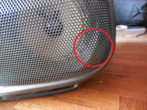 ラジカセのスピーカーネット内の埃除去 今日は 何しよう