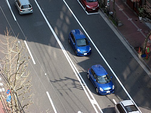青い車2