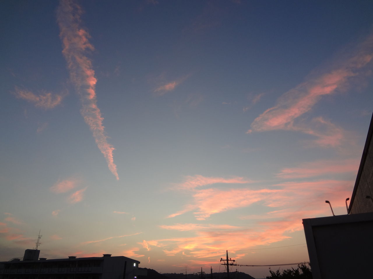 人は切ないと夕日を見るのです メンタル弱いんで曲作ってます 人は切ないと夕日を見るのです メンタル弱いんで曲作ってます