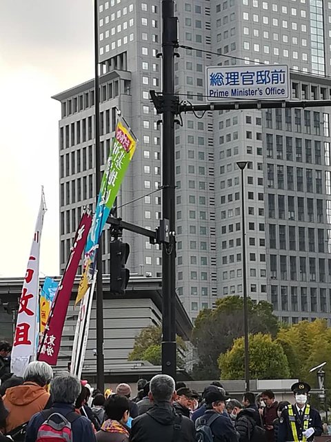 ３ １６ 首相官邸前 辺野古新基地建設反対行動 に参加 創価学会の三色旗がはためいていました ススムが進む