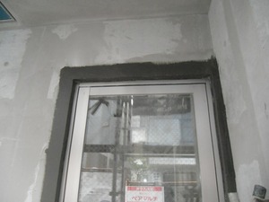 外部サッシ廻り抱きパラテックス防水 : ウチヤマ建設 都内狭小地型マンション 工事ブログ