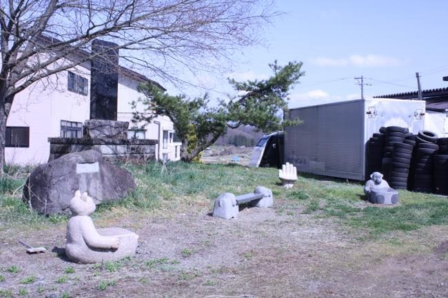 変なベンチ どこの田舎にもあるね うちのママが飯綱町を好きすぎる