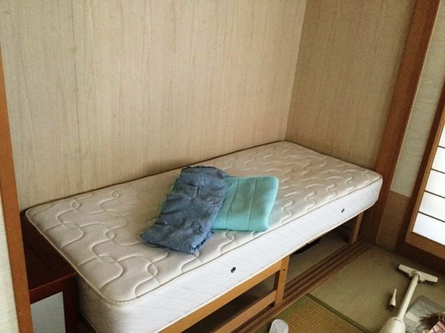ドラえもんに憧れて 押入れベッドで寝ています おうちで まんがきっさ ドラえもんに憧れて 押入れベッドで寝ています おうちで まんがきっさ