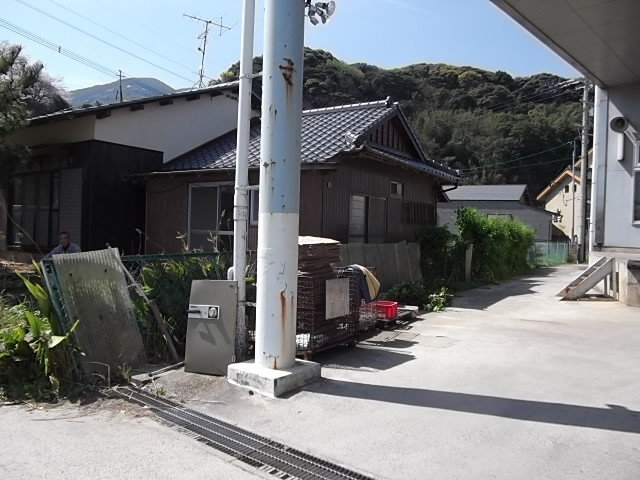 木が生い茂っていた庭の木を一部伐採して 駐車場に造り替えました 福岡県糸島市 古民家再生 藤原建設