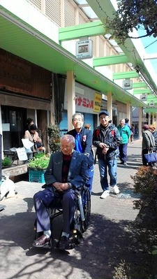 傾聴ボランティアさんと一緒に車いすで商店街めぐり
