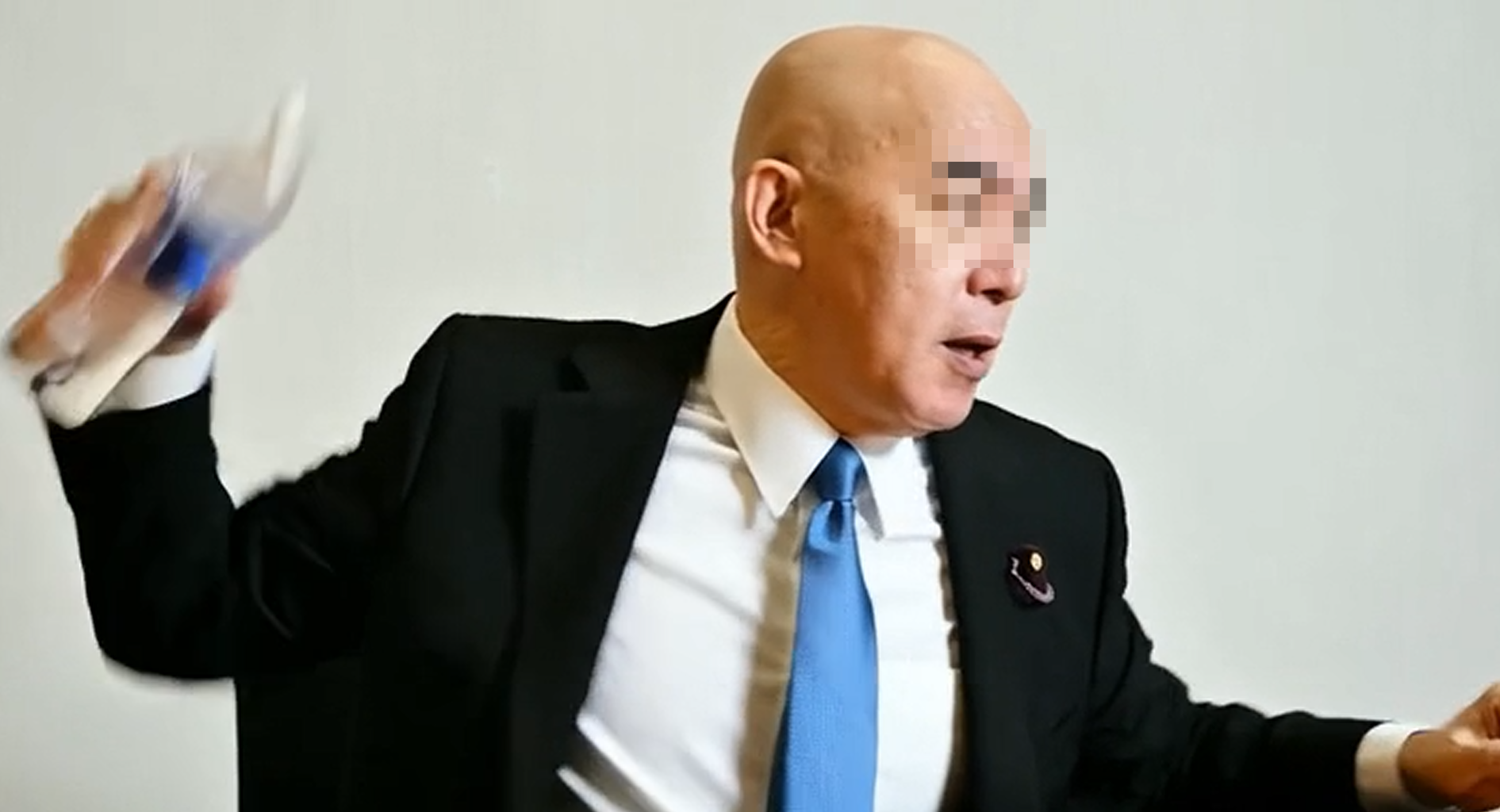 ペットボトルを投げる党首