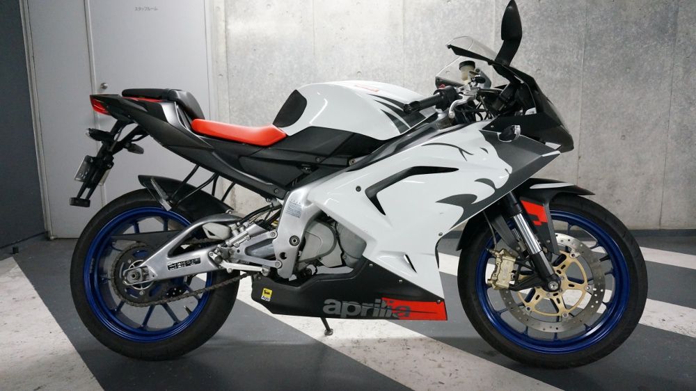 アプリリア Rs125 バイク洗車 サービス 秋葉原ｕｄｘ駐車場バイク カーウオッシュ 秋葉原駅前で自動車 バイク洗車いたします