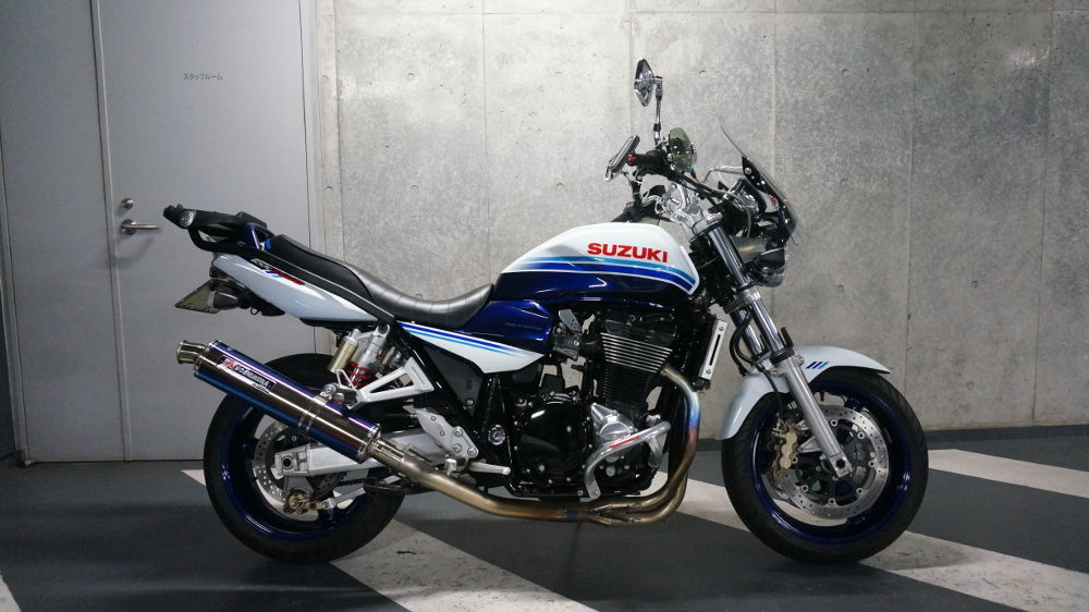 千葉道場さん スズキ Gsx1400 バイク洗車サービス 秋葉原ｕｄｘ駐車場バイク カーウオッシュ 秋葉原駅前で自動車 バイク洗車いたします