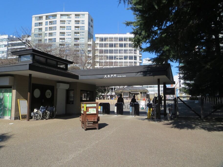 早春散歩ー７ 新宿御苑 大木戸門から 八十路の旅