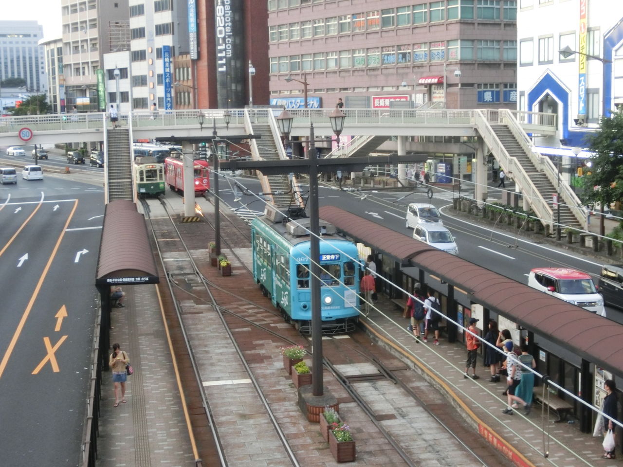 長崎 Jr長崎駅前歩道橋の上から路面電車を見る 1日目 シーサーと私 長崎 Jr長崎駅前歩道橋の上から路面電車を見る 1日目 シーサーと私