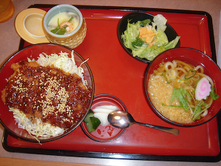 「まるまつ」チキンカツ丼+花うどんセット