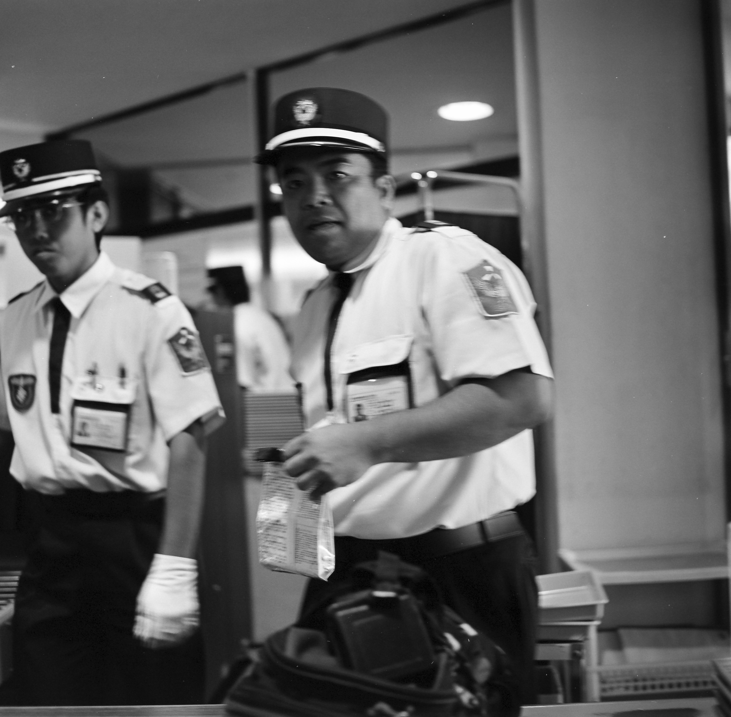 空港の手荷物検査でカメラは手検査で Yashica Fx 3とmlレンズ 空港の手荷物検査でカメラは手検査で Yashica Fx 3とmlレンズ