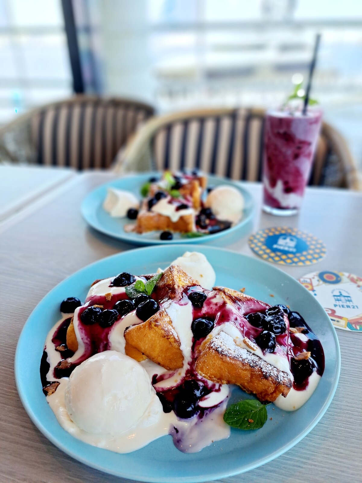 海に浮かぶ水上カフェ「PIER21 MUSIC CAFE & BAR」で昭和