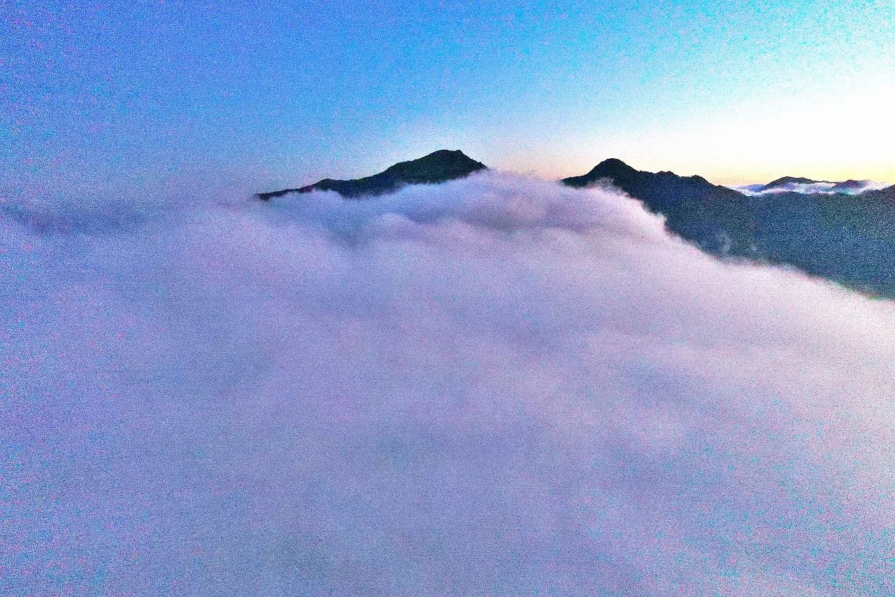 10 31 霧流れる石槌山系 セレナと旅写真