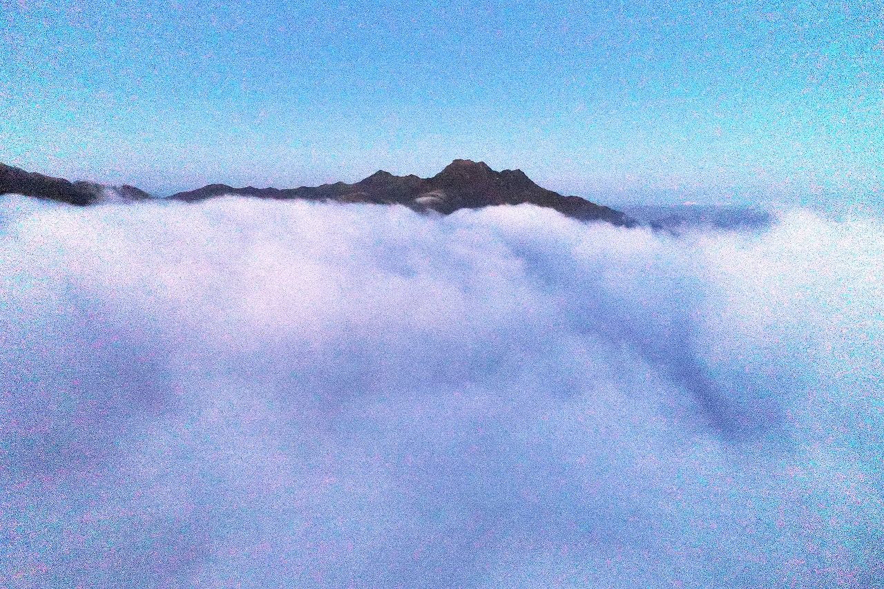 10 31 霧流れる石槌山系 セレナと旅写真