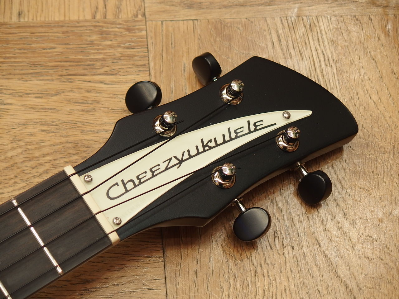 Cheezy 325 Black Rickenbacker Style Mahogany Tenor W Mike ウクレレに囲まれて Ukulele Mania スタッフのブログ Cheezy 325 Black Rickenbacker Style Mahogany Tenor W Mike ウクレレに囲まれて Ukulele Mania スタッフのブログ